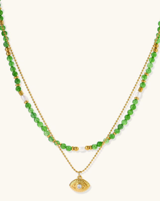 Layering-Set aus grüner Edelstein-Perlenkette und goldener Kette mit Auge-Anhänger
