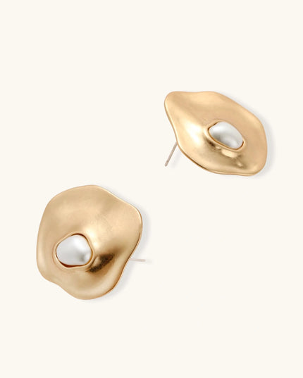 Skulpturale Ohrringe in mattem Gold mit eingefasster Barockperle