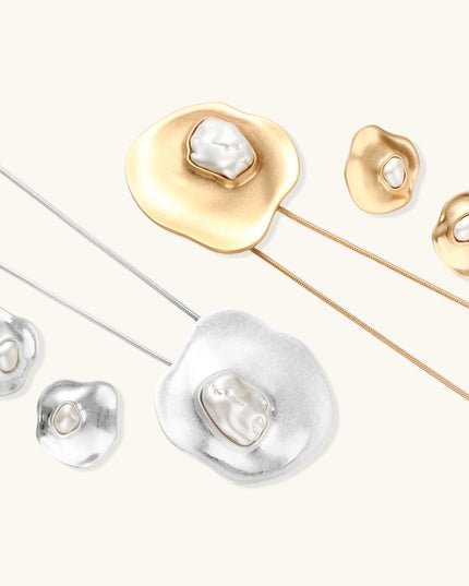 Barockperlen-Schmuck im organischen Design, in Gold- und Silberausführung nebeneinander
