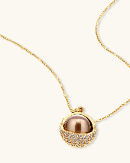 Zarte Goldkette mit bronzefarbener Perle in funkelnder Pavé-Schale