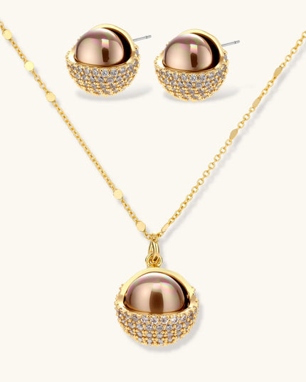 Goldenes Schmuckset mit bronzefarbener Perle in Pavé-Zirkonia-Schale: Halskette und Ohrstecker