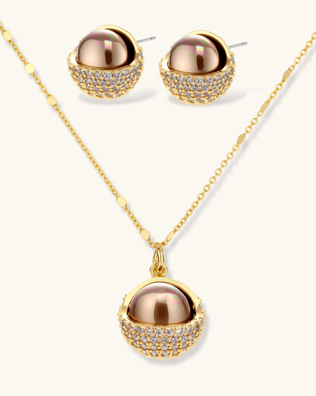 Goldenes Schmuckset mit bronzefarbener Perle in Pavé-Zirkonia-Schale: Halskette und Ohrstecker