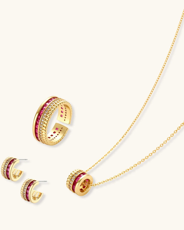 Burgunderrotes Schmuckset in Gold: Halskette mit Ring-Anhänger, Creolen und Ring mit roten Zirkonia-Steinen