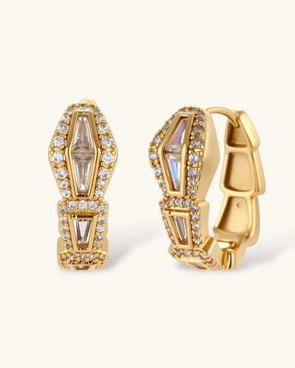 Goldene Creolen mit geometrischem Muster und Baguette-Zirkonia in Nahaufnahme