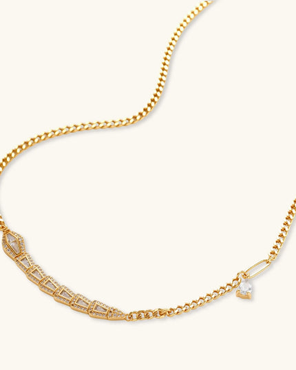 Goldene Panzerkette mit geometrischem Zirkonia-Segment und kleinem Tropfen