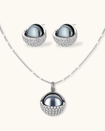 Schmuckset mit dunkelgrauer Perle in Pavé-Zirkonia-Schale: Halskette und Ohrstecker in Weißgold-Optik