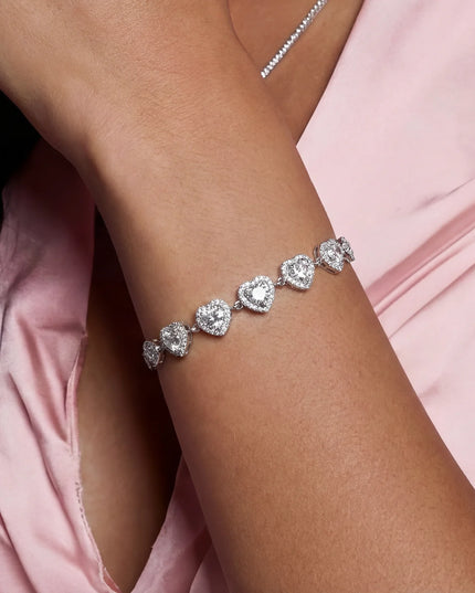 Herz-Armband aus Silber mit Moissanit am Handgelenk getragen