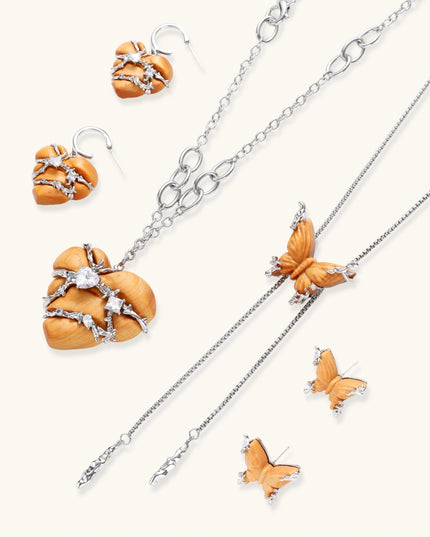 Holz-Herz-Set kombiniert mit Holz-Schmetterling-Schmuck aus der gleichen Kollektion
