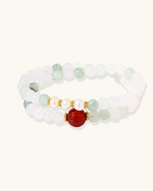 Mehrfach gewickeltes Armband aus weißer und grüner Jade mit Süßwasserperlen und roter Achat-Lotusblüte