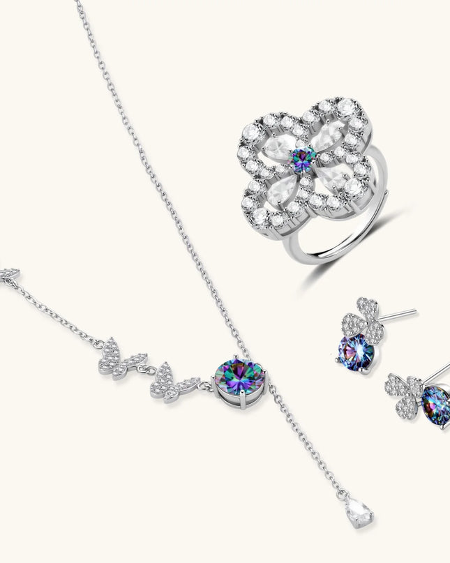 Schmuckset aus 925 Silber mit Regenbogen-Moissanit: Schmetterling-Halskette, Kleeblatt-Ring und Kleeblatt-Ohrstecker