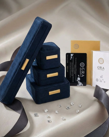 Dunkelblaue Samt-Geschenkbox mit Moissanit-Echtheitszertifikat