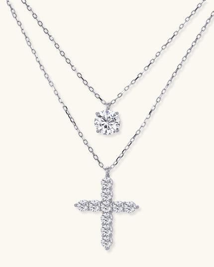 Zwei zarte Halsketten aus 925 Sterling Silber: Solitär-Anhänger und funkelnder Kreuz-Anhänger mit Moissanit