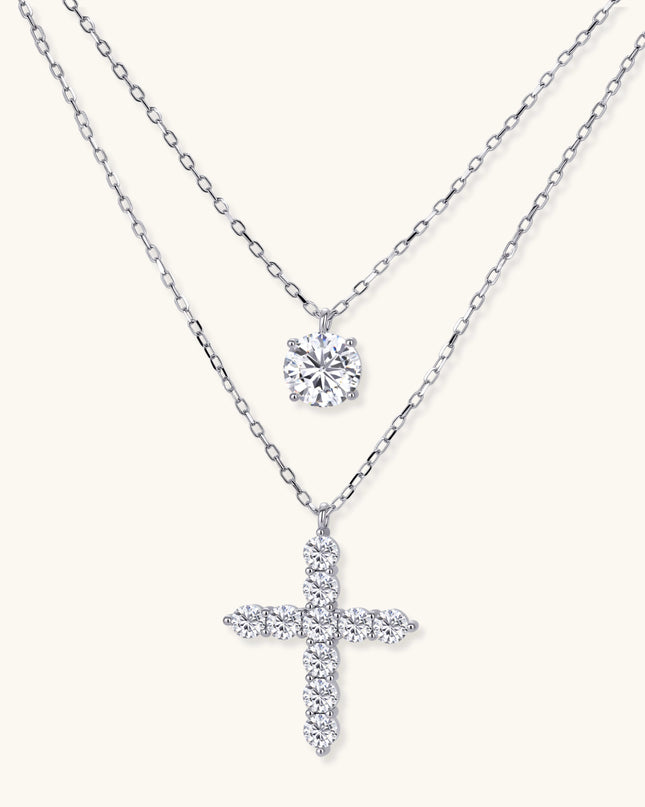 Zwei zarte Halsketten aus 925 Sterling Silber: Solitär-Anhänger und funkelnder Kreuz-Anhänger mit Moissanit