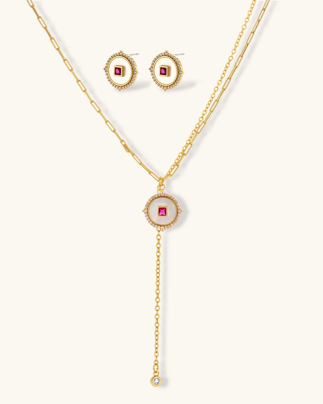 Goldene Y-Halskette mit rundem Emaille-Medaillon und passende Medaillon-Ohrstecker mit rosa Zirkonia