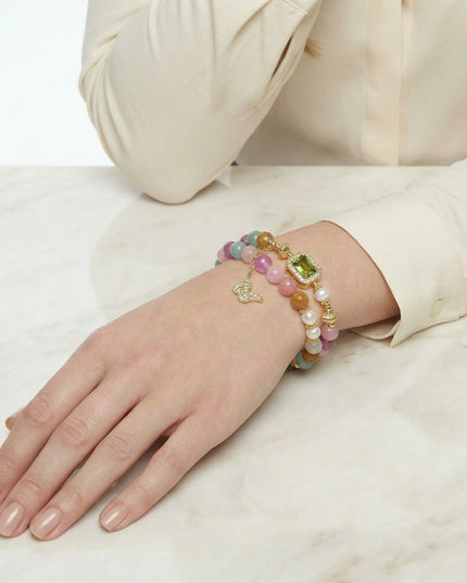 Pastellfarbenes Edelstein-Armband am Handgelenk getragen