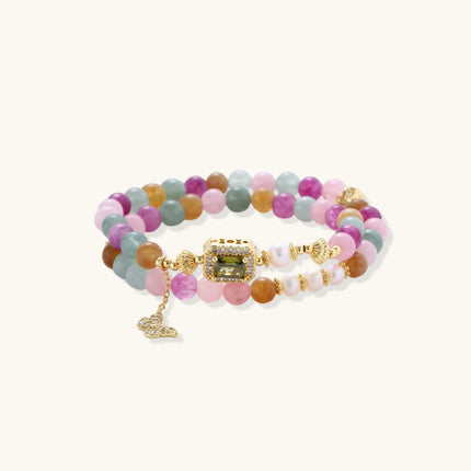 Doppelt gewickeltes Armband aus pastellfarbenen Edelsteinen und Süßwasserperlen mit Schmetterlings-Charm