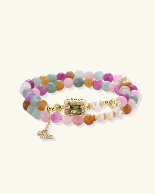 Doppelt gewickeltes Armband aus pastellfarbenen Edelsteinen und Süßwasserperlen mit Schmetterlings-Charm