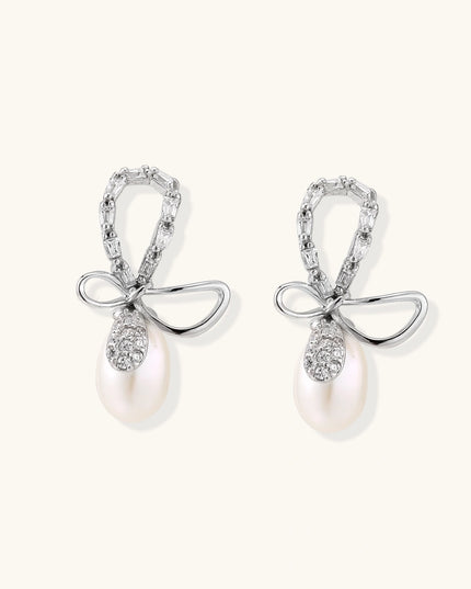 Nahaufnahme der Kristall-Schleife mit Süßwasserperle aus 925 Silber