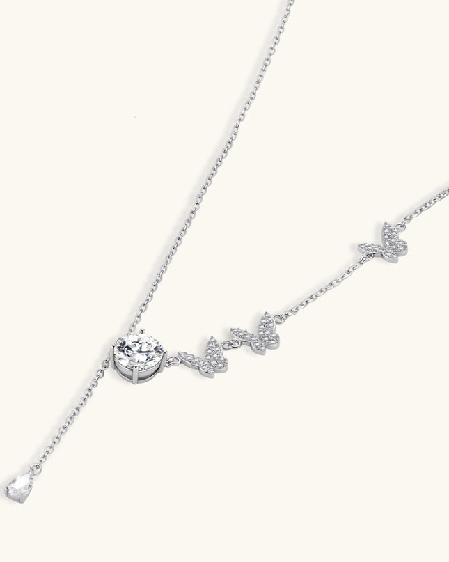 Detailansicht einer Schmetterling-Y-Halskette aus 925 Sterling Silber mit funkelndem Moissanit und Tropfenanhänger