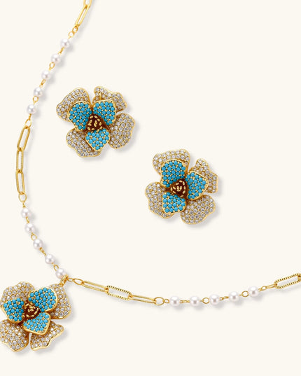 Seitenansicht des vergoldeten Blumen-Schmucksets mit türkisen Zirkonia-Blüten, Perlenkette und Ohrsteckern